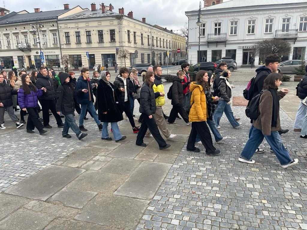 Zdjęcie Rynek - polonez 2024 (8)d3bd8381-4e16-4f61-93ef-53d458ea70c6.jpg w galerii Polonez na sądeckim rynku